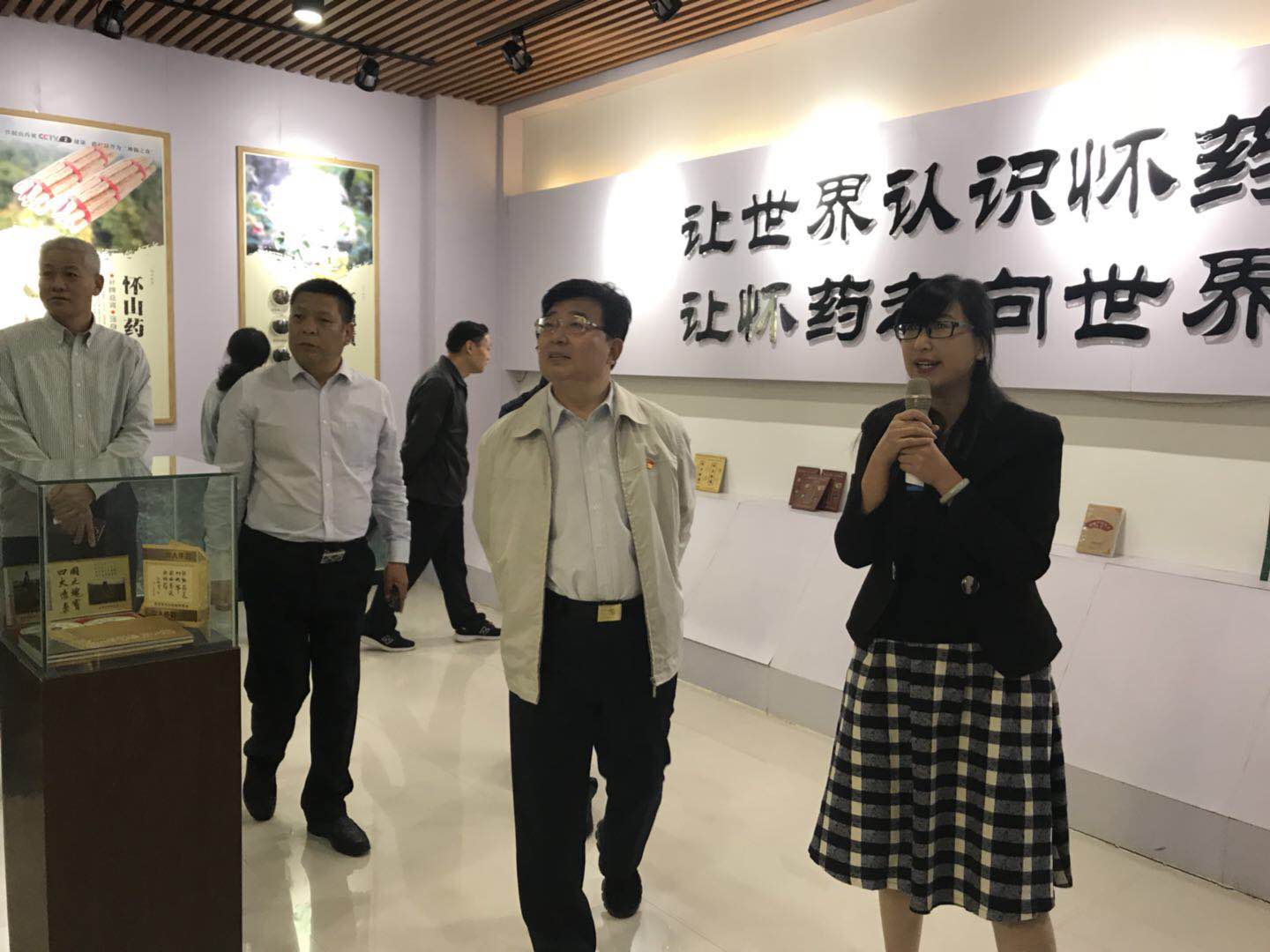 焦作市長徐衣顯對我公司產(chǎn)業(yè)扶貧工作進行調研并參觀園區(qū)展廳